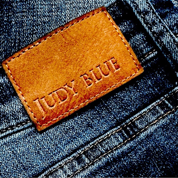 👖🌿 JUDY BLUE Wide Leg Crop Jeans | High Rise Distressed Stretch | Sz 15/32 Plus - Picture 4 of 5